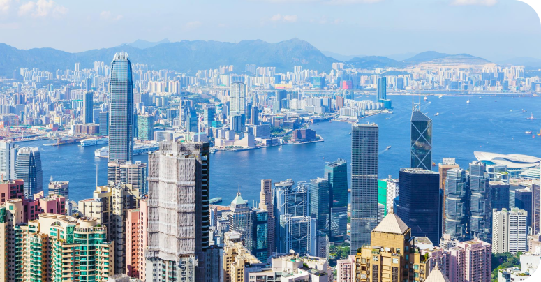 现代城市楼宇与玻璃幕墙天际线